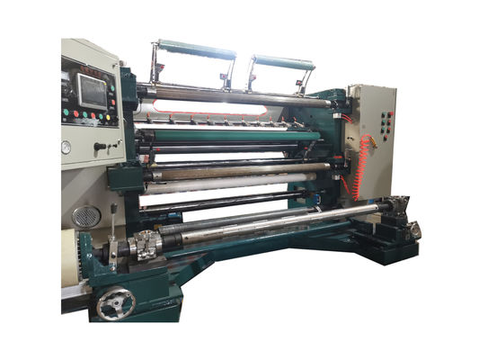 Machine à découper verticalement pour une largeur de découpe minimale de 30 mm avec méthode de coupe à lame circulaire