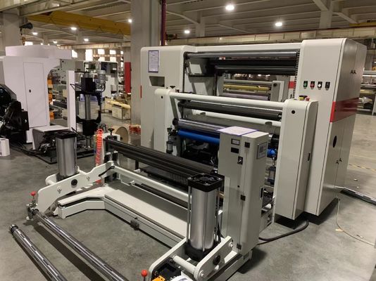 Poids maximal du rouleau mère 1200 kg machine spéciale de découpe et de remontage de rouleau de papier kraft à grande vitesse